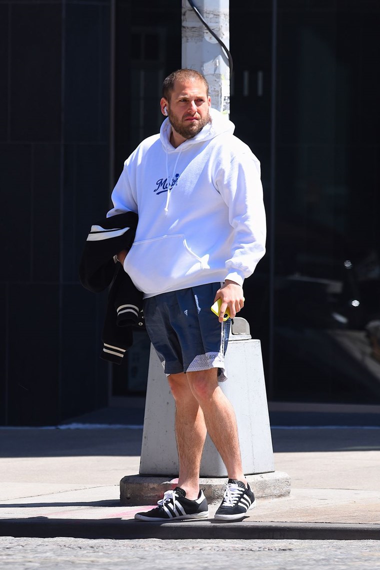 Jonah Hill βερμούδα κι άσπρο φούτερ