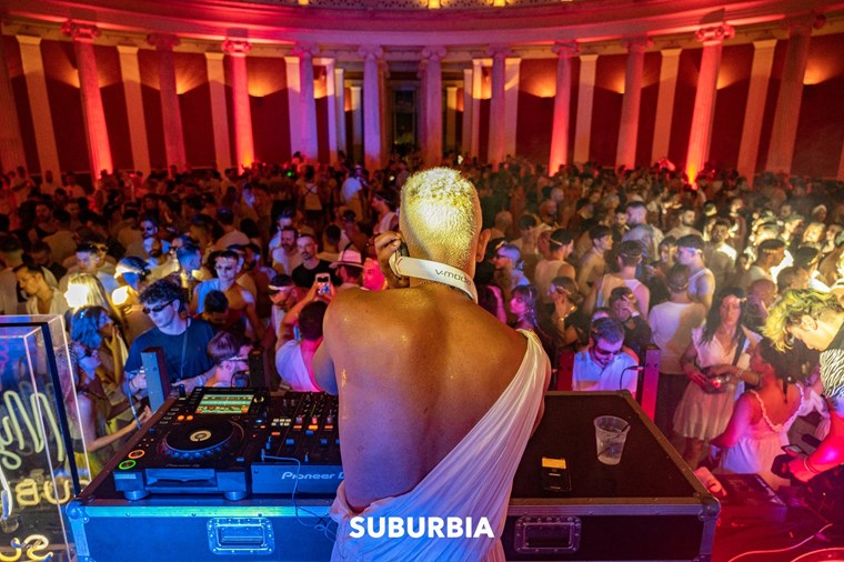 Η μουσική κοινότητα Suburbia τιμά το Kill Bill με δικό της τρόπο