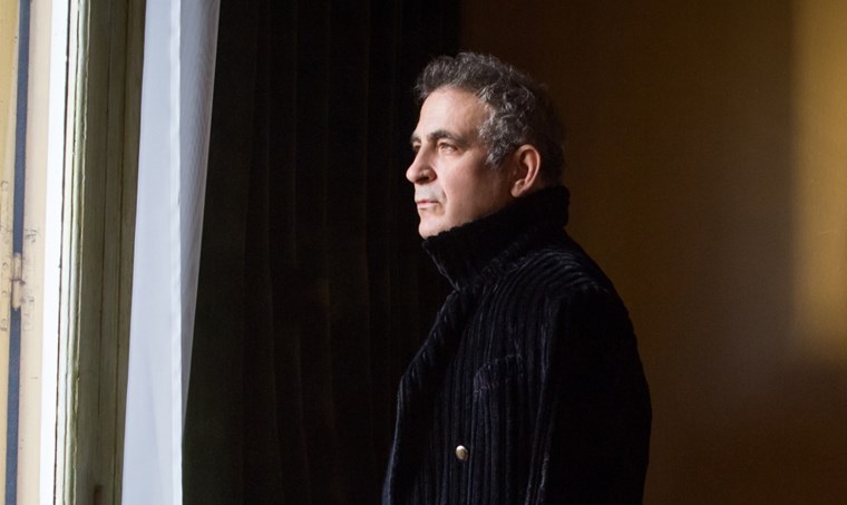 O Ian Ikon γράφει μουσική στην εποχή των singles