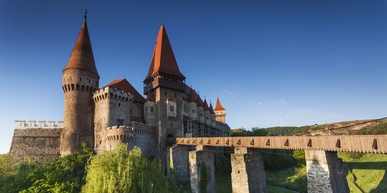 Πώς να μείνεις σε ένα κάστρο βγαλμένο από το House of the Dragon