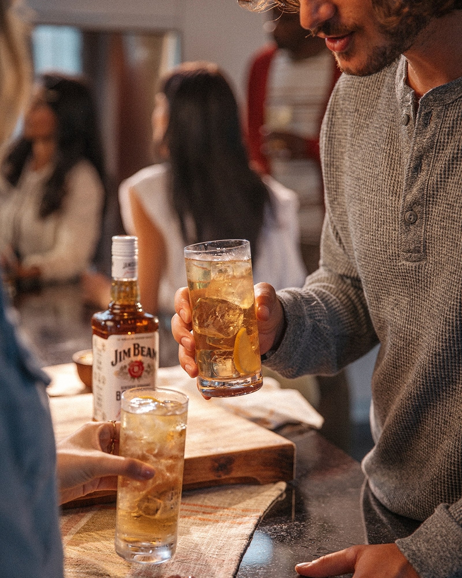 Το cocktail που μπορείς να φτιάξεις εύκολα και να εντυπωσιάσεις τους φίλους σου