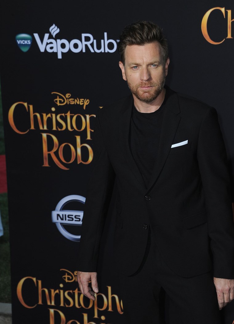 Ο Ewan McGregor δείχνει το ντύσιμο της βραδινής εξόδου και του επόμενου πρωινού