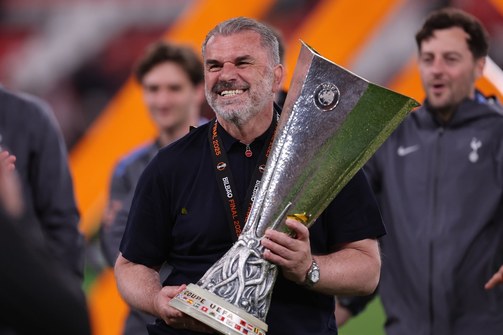 Ο Άγγελος Ποστέκολγου σηκώνει το τρόπαιο του Europa League με την Τότεναμ.