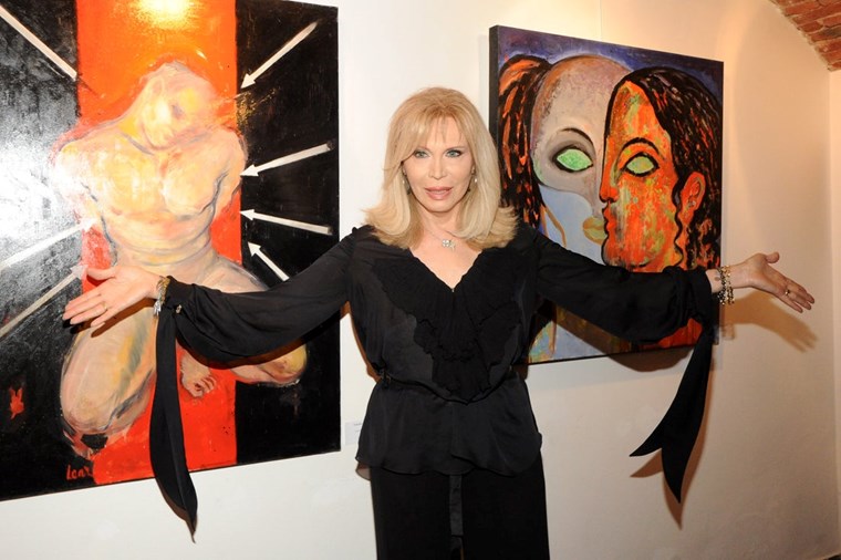 AMANDA LEAR