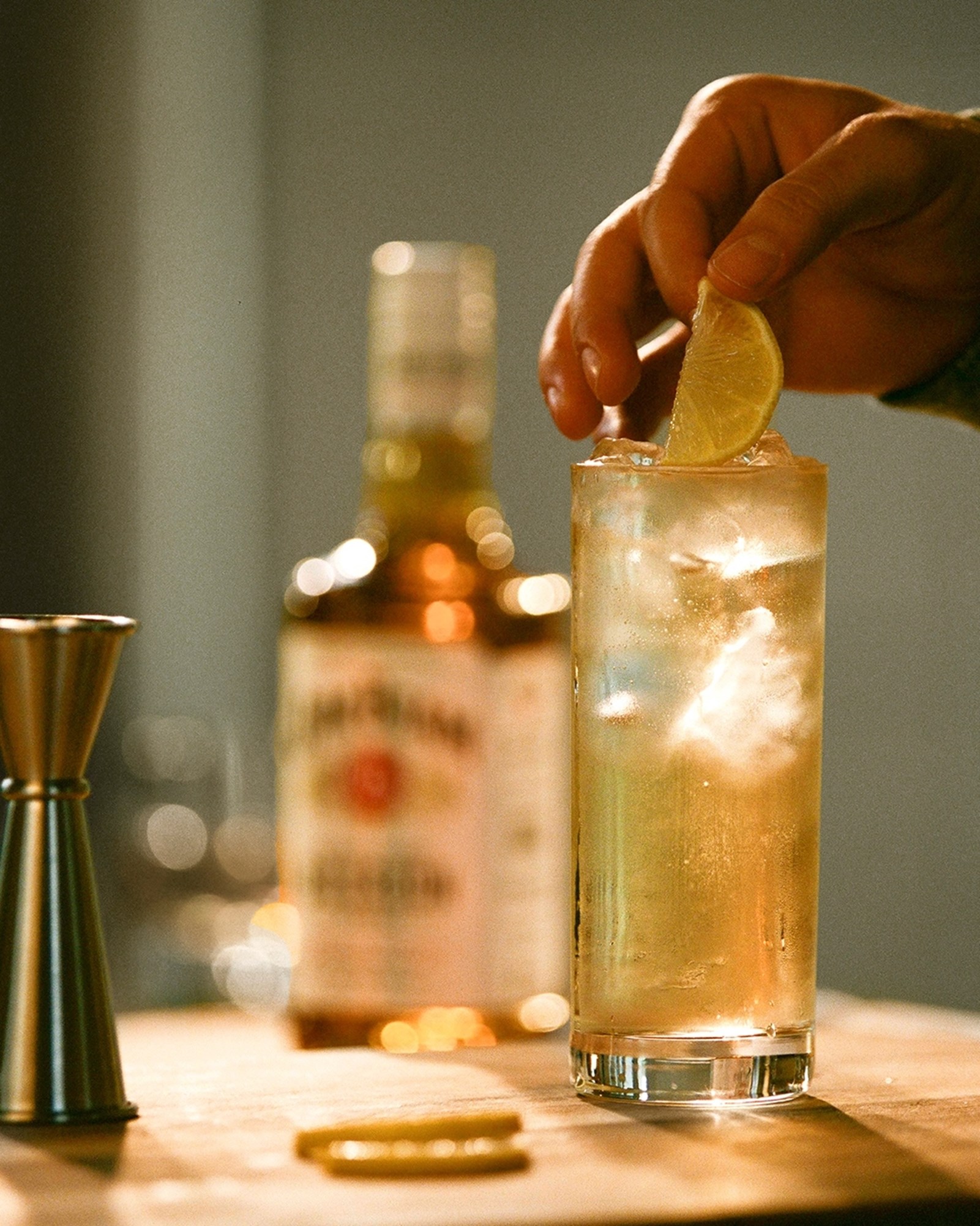 Το cocktail που μπορείς να φτιάξεις εύκολα και να εντυπωσιάσεις τους φίλους σου