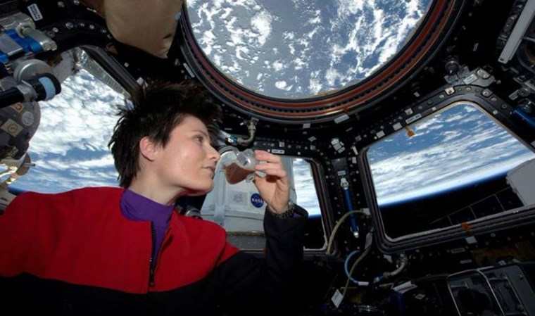 SAMANTHA CRISTOFORETTI DRINKS HER ESPRESSO IN SPACE