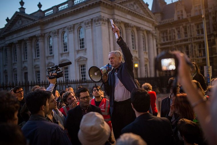 O Jeremy Corbyn δεν κατάφερε να διαλύσει την ομίχλη του Brexit