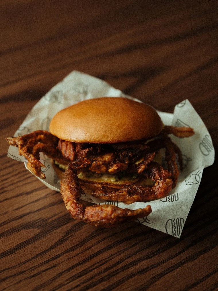 Όλοι τρώνε με μανία αυτό το burger με καβούρι
