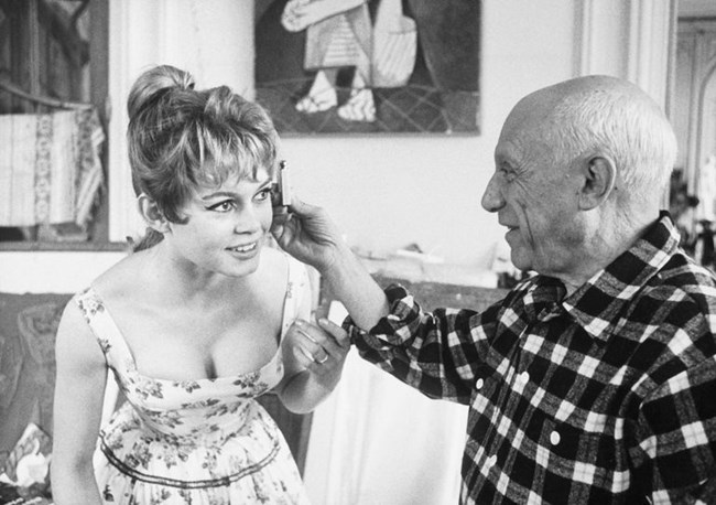 O Picasso μετρά το κεφάλι της Brigitte Bardot