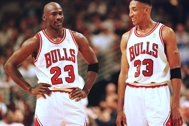 SCOTTIE PIPPEN ΚΑΙ MICHAEL JORDAN ΜΕ ΤΗ ΦΑΝΕΛΑ ΤΩΝ ΣΙΚΑΓΟ ΜΠΟΥΛΣ