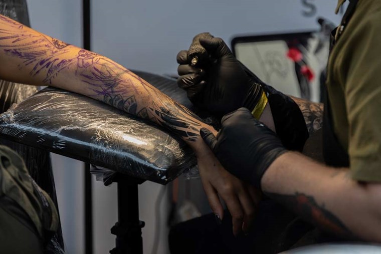 Χέρι που κάνει tattoo