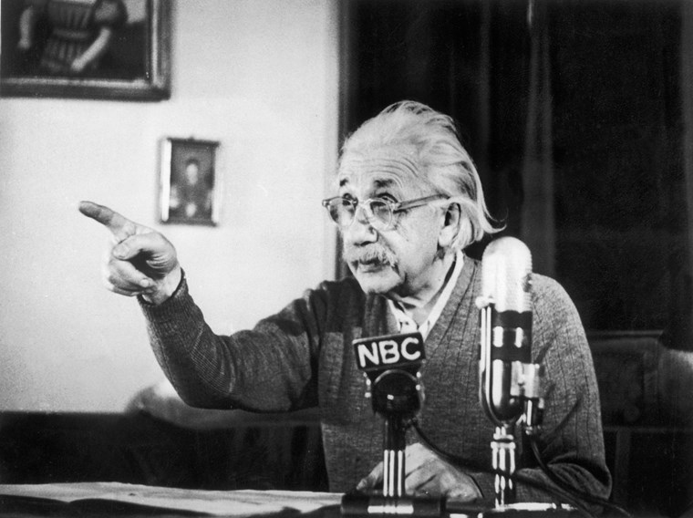 O Albert Einstein δίνει λόγο κατά της βόμβας υδρογόνου το 1950