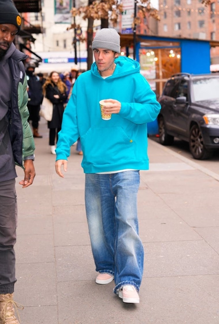 Baggy jeans όπως του Justin Bieber για μία χαλαρή casual Friday
