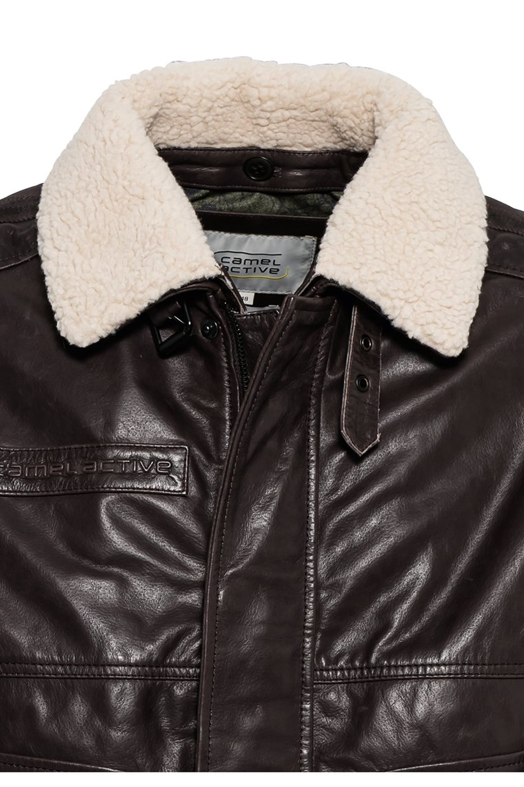 Το δερμάτινο bomber με τον γούνινο γιακά, στη σωστή τιμή
