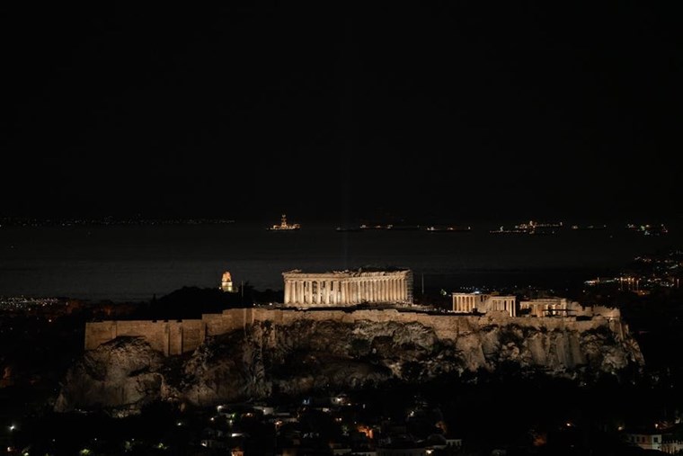 Το νέο φως που λούζει την Ακρόπολη σε φωτογραφίες
