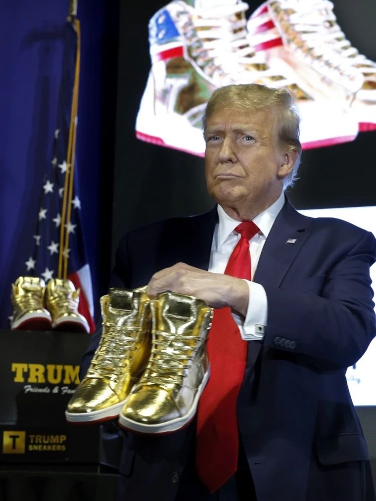 Ο Donald Trump λανσάρει δικά του παπούτσια για να πληρώσει τα χρέη του