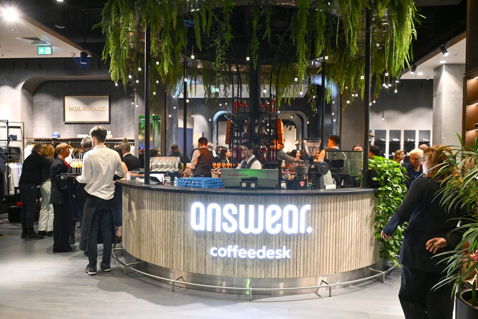 Η Answear περνά σε άλλη εποχή με το πρώτο της fashion show