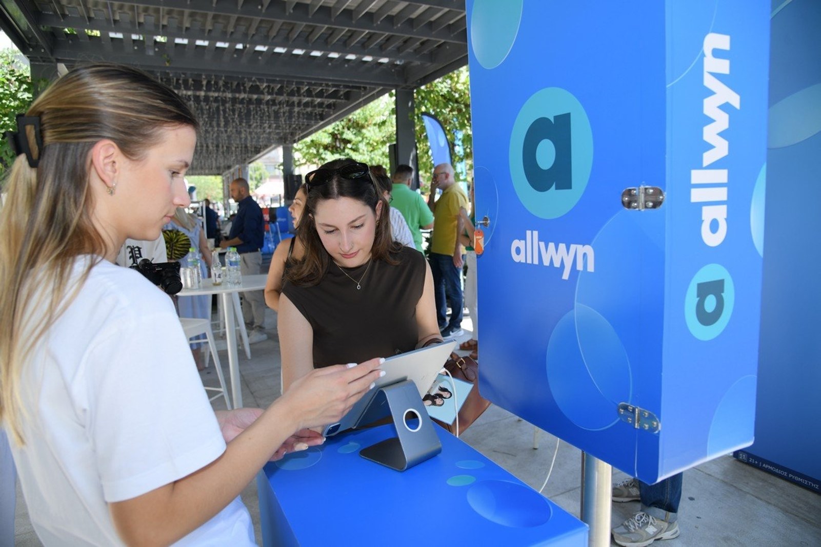 Το νέο Allwyn Store στο Σύνταγμα μοιάζει βγαλμένο από το μέλλον