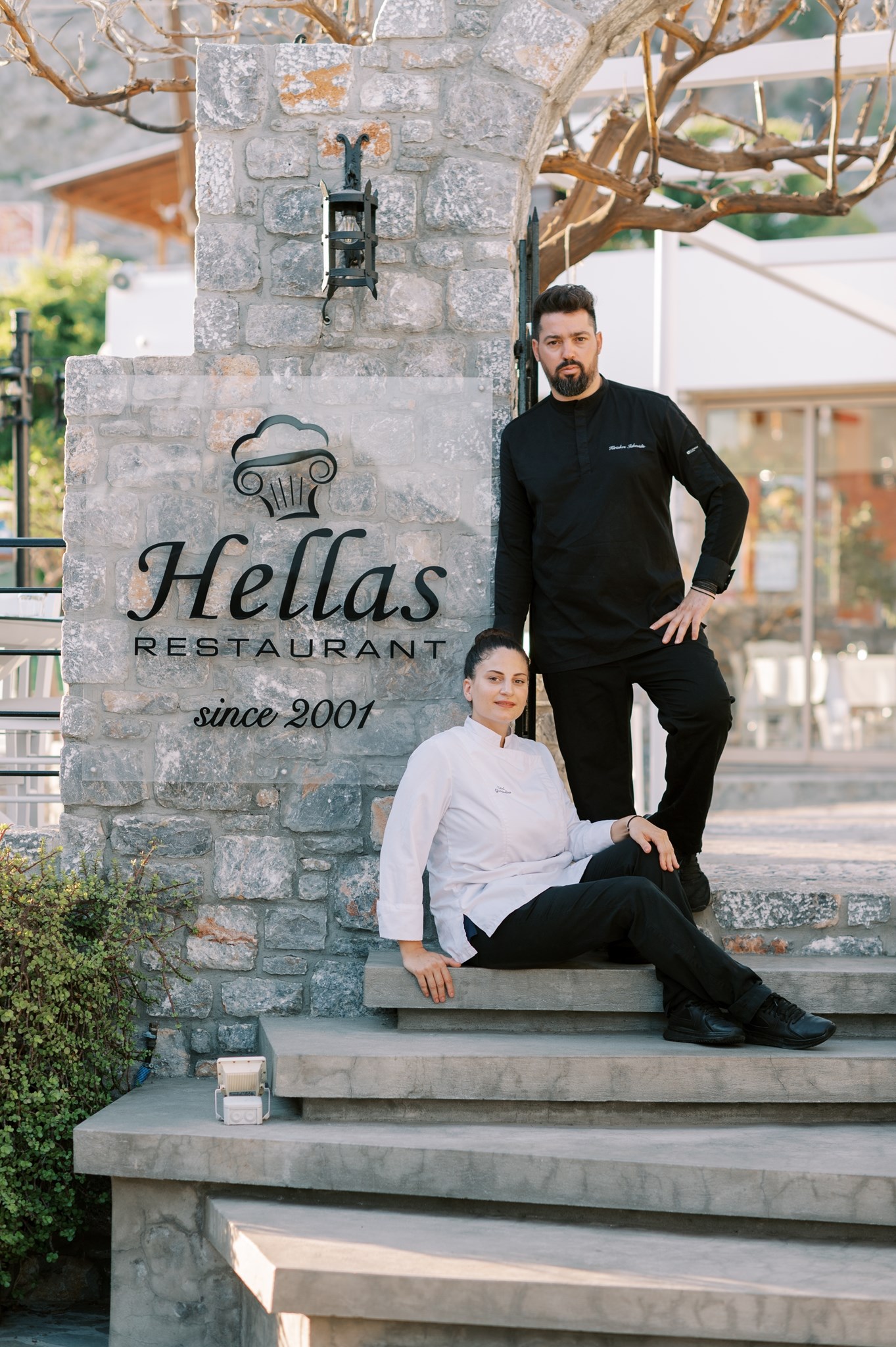 Από τους Πεύκους της Ρόδου στην Αθηναϊκή Ριβιέρα: Ένα εστιατόριο-διαμάντι σερβίρει για ένα βράδυ στη Γλυφάδα