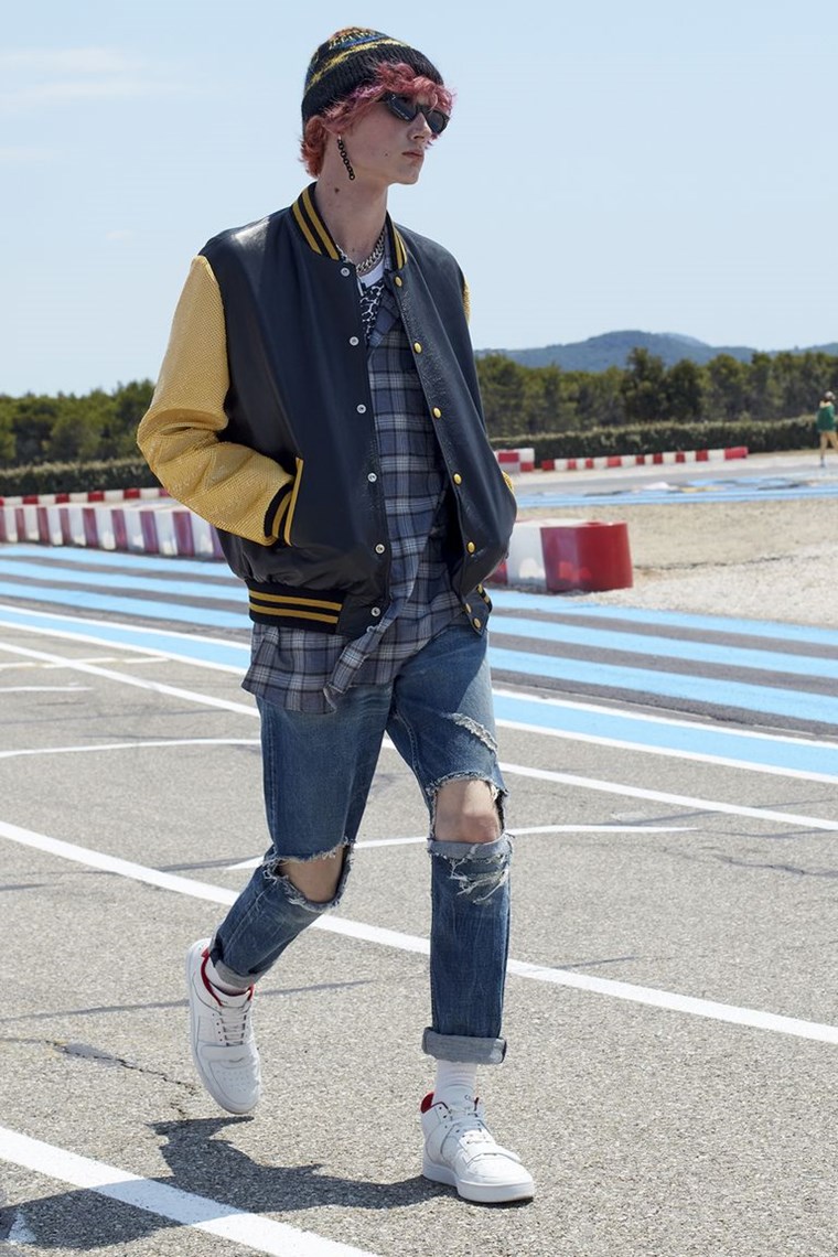 Φορώντας το μάλλον πιο δημοφιλές jacket της άνοιξης