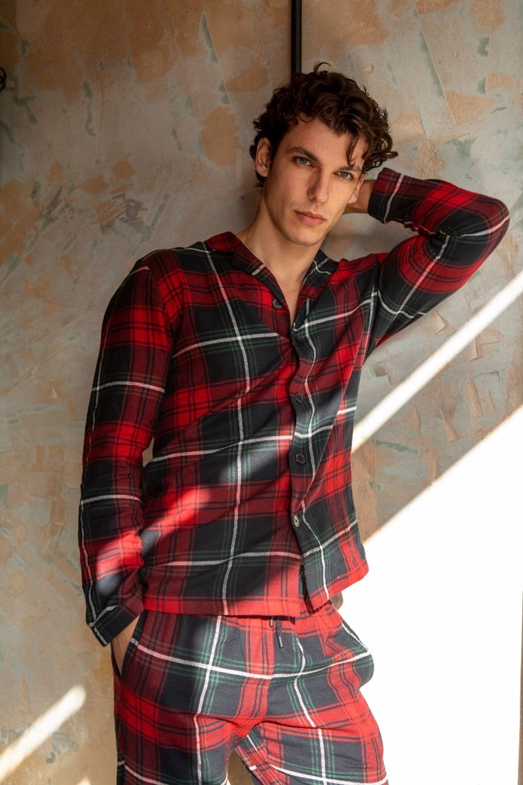 Οι κόκκινες καρό πιτζάμες του Βασίλη Μίχα