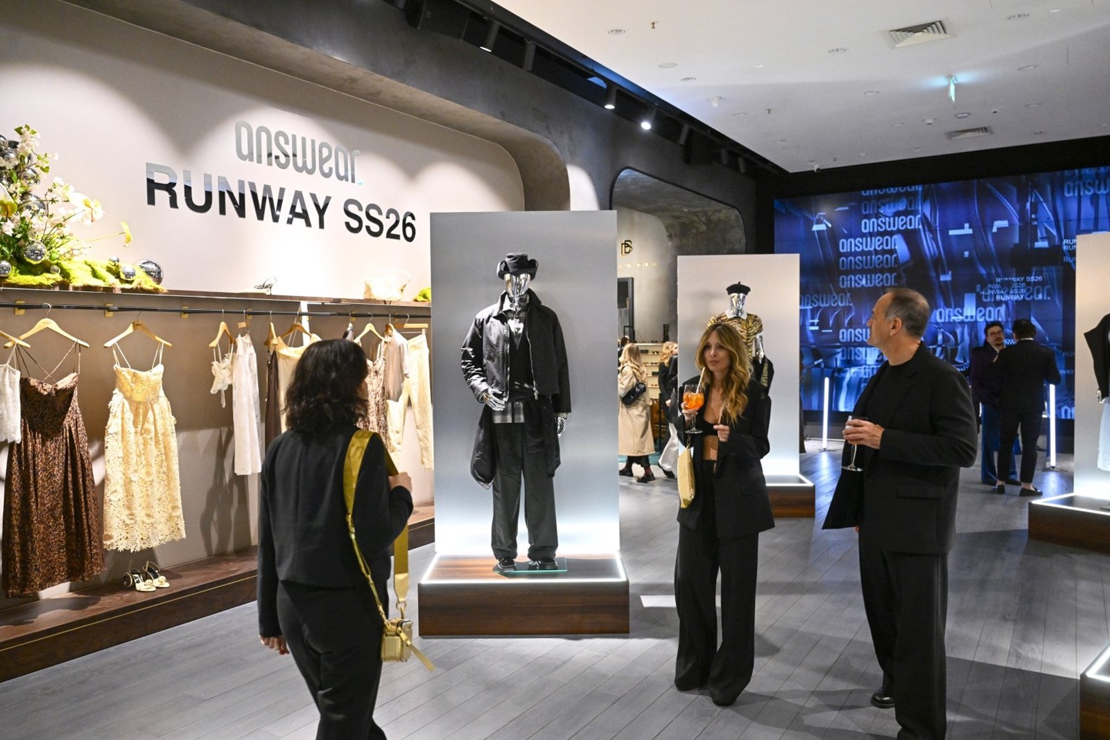 Η Answear περνά σε άλλη εποχή με το πρώτο της fashion show