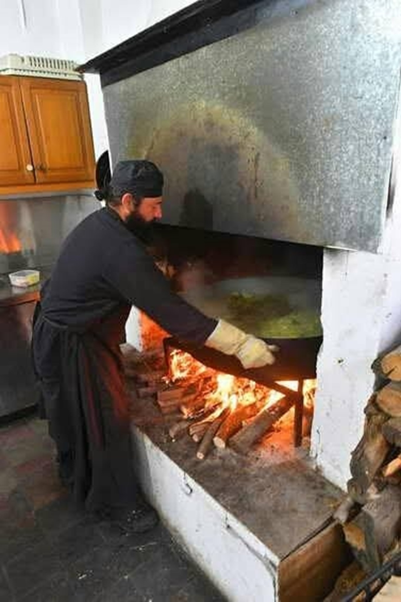 Ο Πατέρας Νικήτας και η αγιορείτικη θαλασσινή κουζίνα του για μια βραδιά στην Αθήνα
