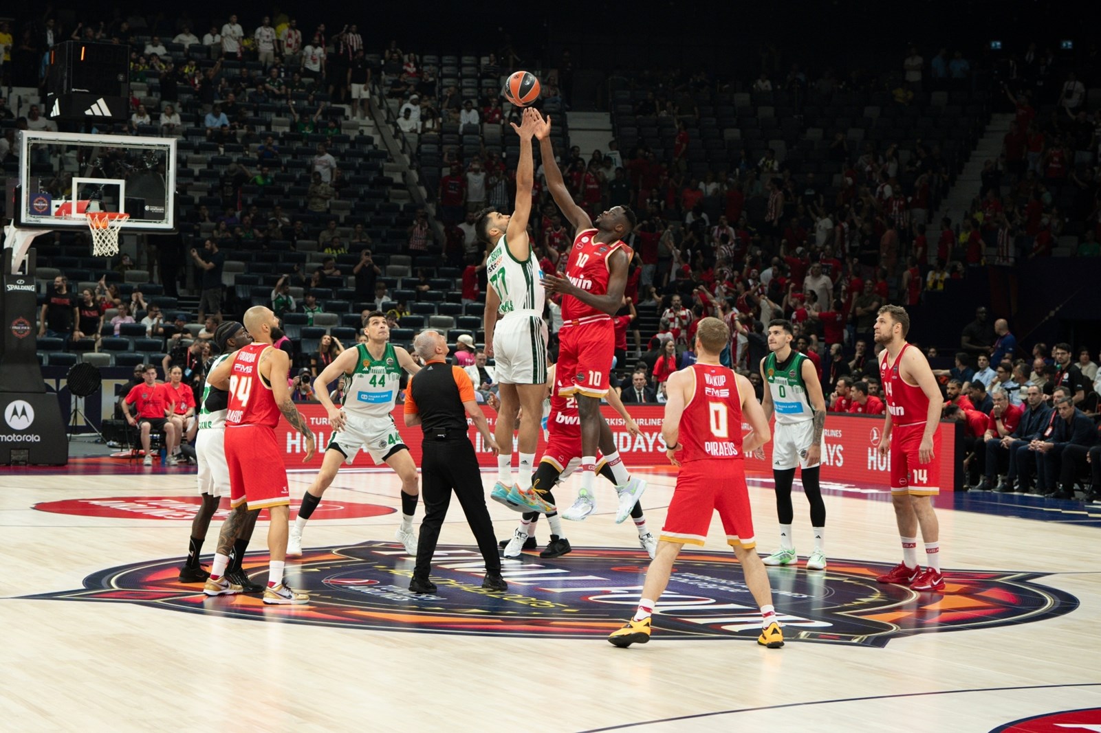 Στιγμιότυπο από το Ολυμπιακός - Παναθηναϊκός στο Άμπου Ντάμπι