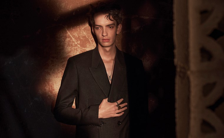 Ο χαρισματικός Kodi Smit McPhee στη νέα καμπάνια της Zara Studio