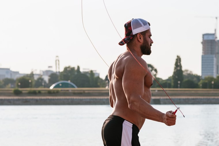 Κάνοντας 1.000 επαναλήψεις στο σχοινάκι, για 30 μέρες