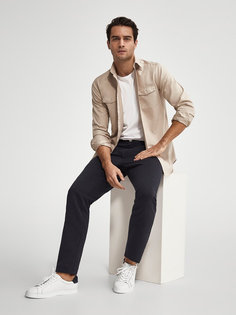 Το παντελόνι που κάθε άντρας χρειάζεται αυτή την εποχή