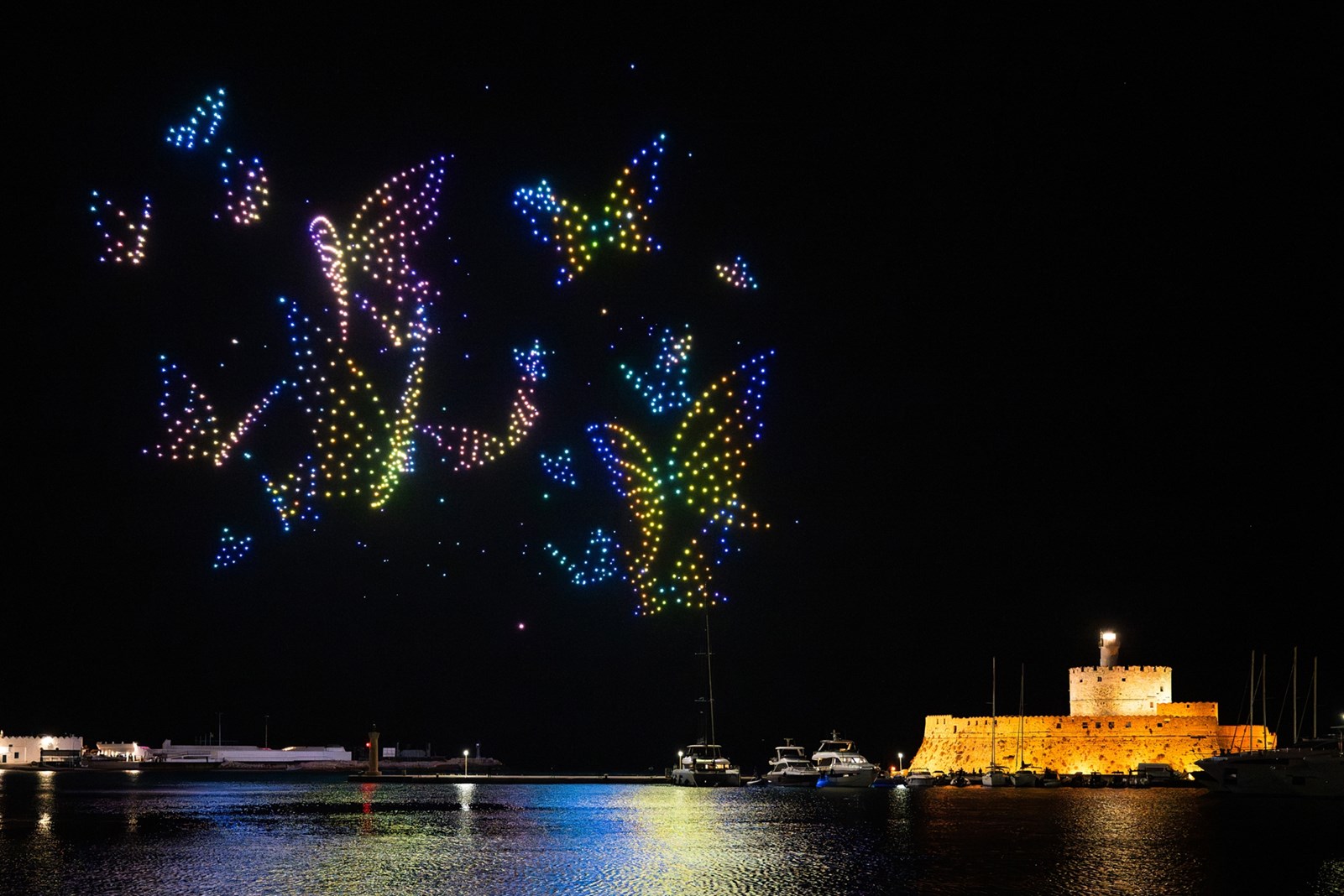 DRNS Drone Light Show: Ο Κολοσσός της Ρόδου αναβίωσε στον ουρανό με 1.000 drones