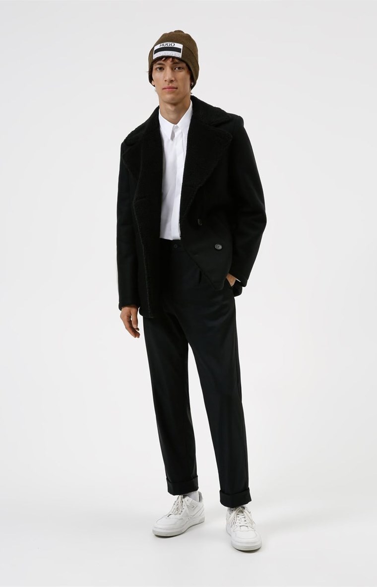 Το μαύρο slim fit ημίπαλτο που δεν θα θέλεις να βγάλεις από πάνω σου