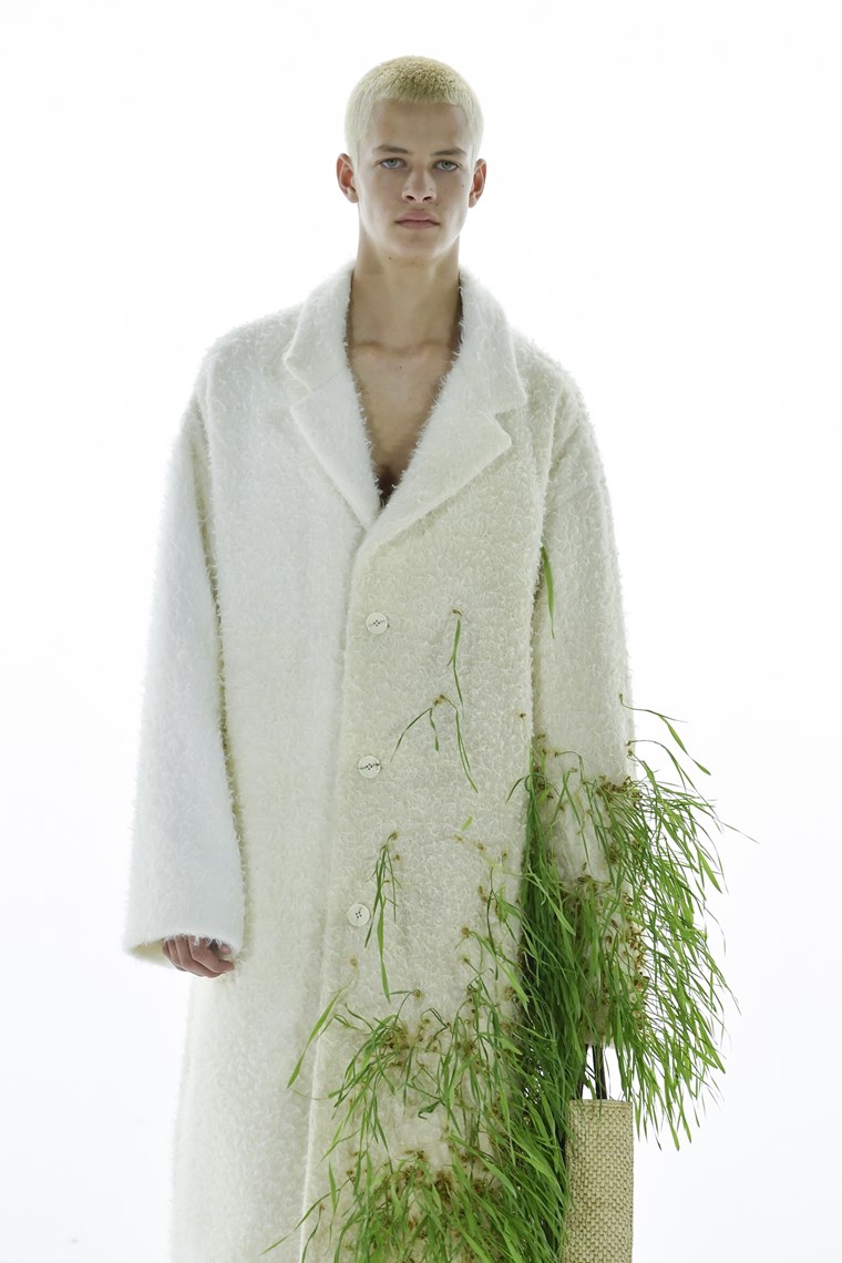 Τι νόημα έχουν τα χορταριασμένα ρούχα του Jonathan Anderson;