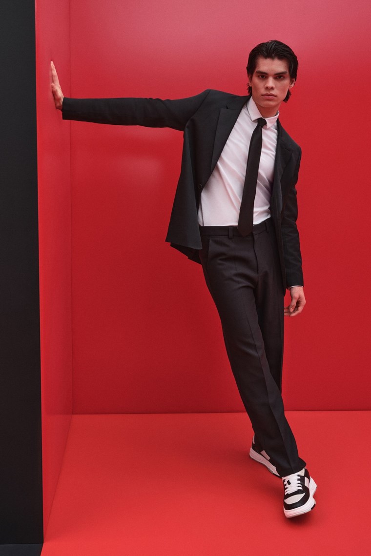 Η HUGO παρουσιάζει next-level tailoring καμπανια για την Άνοιξη/Καλοκαίρι 2025: για μια νέα γενιά τολμηρού στυλ