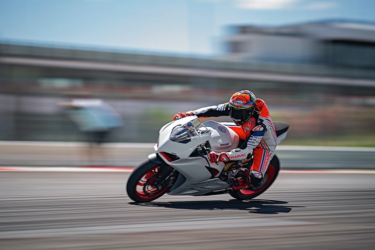 H Ducati Panigale V2 κυκλοφορεί σε μεταξένιες αποχρώσεις