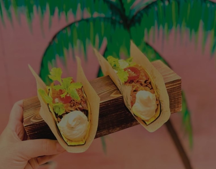 Στο Tiki bar το κλίμα είναι τροπικό