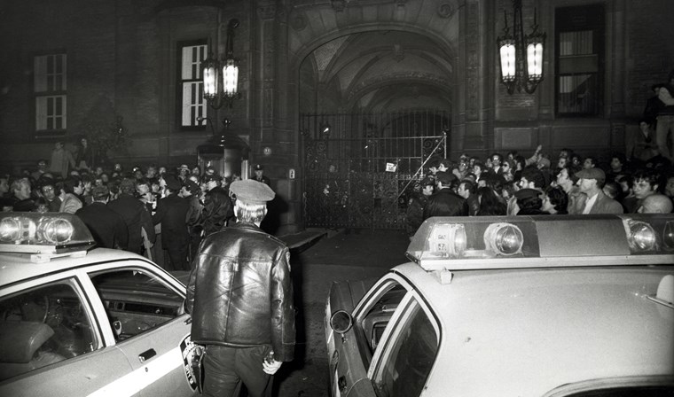 One-Hour-After-John-Lennon-was-Shot-by-Mark-David-Chapman