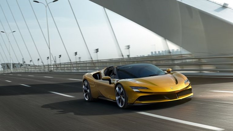 Η Ferrari SF90 Spider είναι το πιο extreme convertible