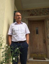 Στρατή Πασχάλη, τι κρύβεται πίσω από τις θεατρικές επιτυχίες και την ποίηση σε μικρόψυχους καιρούς;