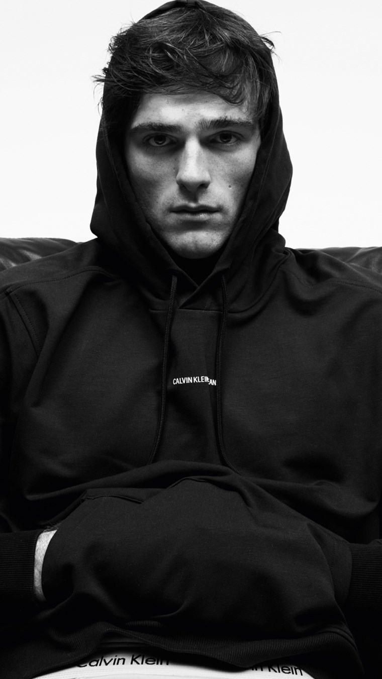 Η Calvin Klein επιστρέφει στα essentials