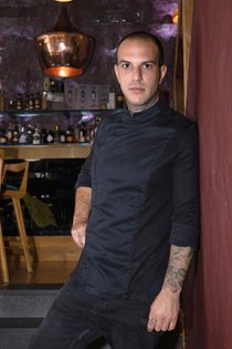 Η συνταγή του Σπύρου Μαυροειδή για στήθος πάπιας με sesame tofu​​​​​​​