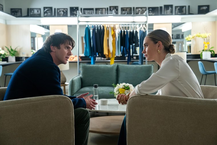 Στο Swiped η Lily James είναι ο θηλυκός Zuckerberg (βίντεο)