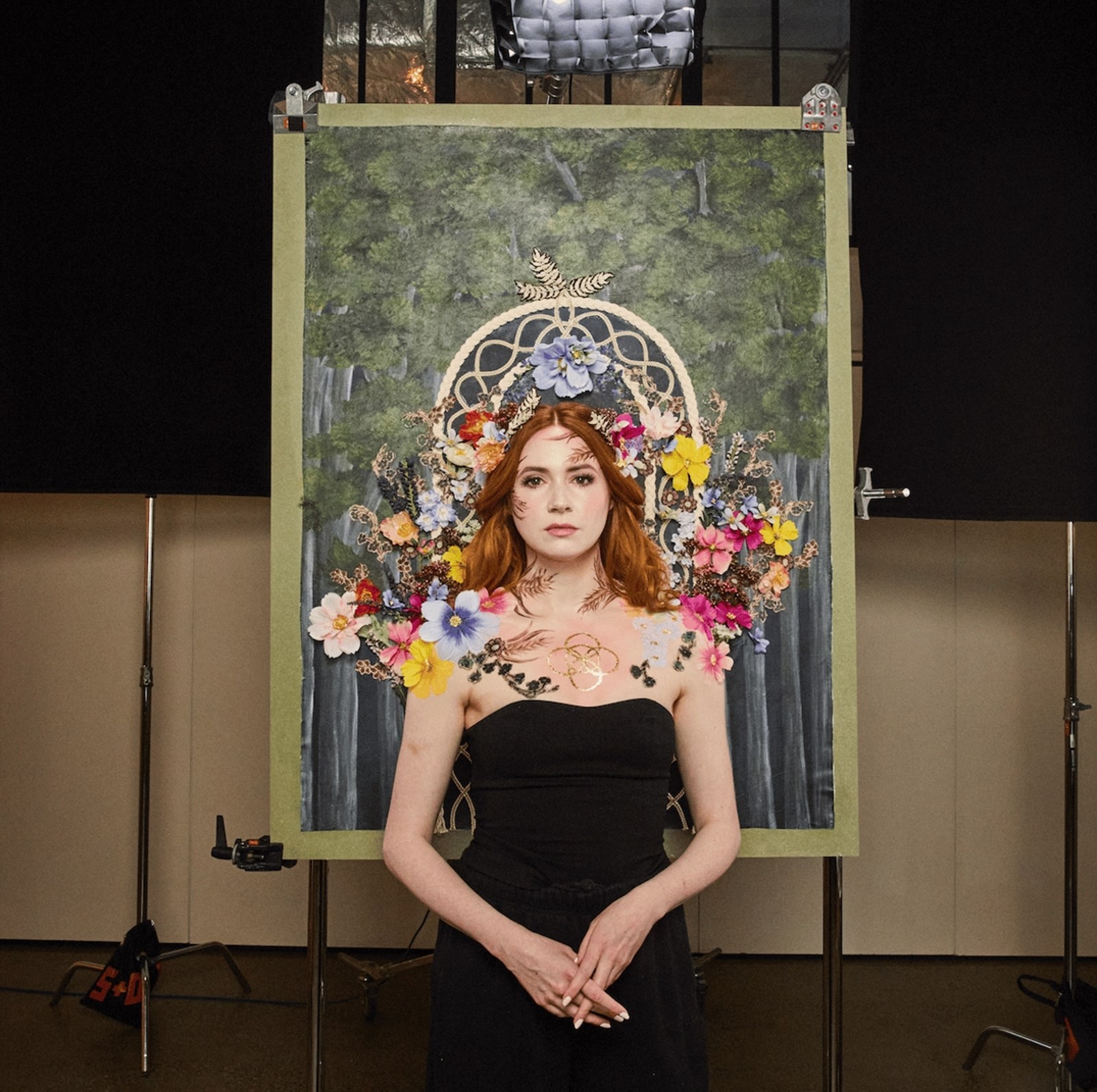 Η Karen Gillan πρωταγωνιστεί στη νέα εμφιάλωση του Compass Box