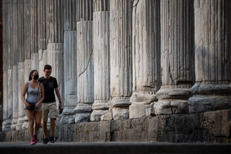 PEOPLE WALKING IN THE CITY