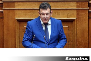 Βίντεο: H στιγμή που βουλευτής της Νίκης βανδαλίζει έργα στην Εθνική Πινακοθήκη
