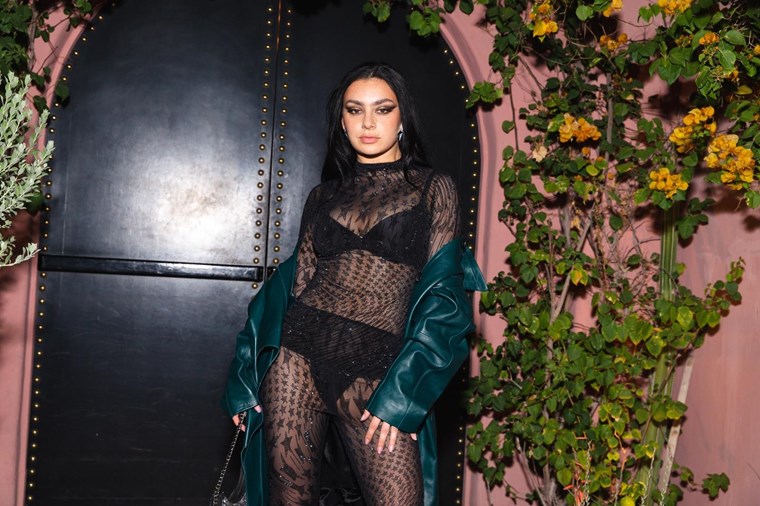 Η Charli XCX είναι ό,τι πιο hot θα δεις σήμερα - και αύριο, σίγουρα