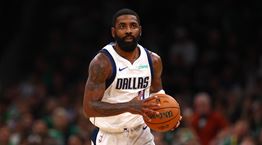 O Kyrie Irving κάνει διακοπές στην Κρήτη και μοιράζει λεφτά