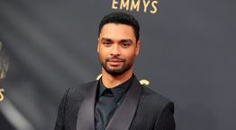 Μόλις ακούσαμε τον Rege-Jean Page να τραγουδά στα ελληνικά