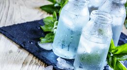 Κι όμως, δεν πρέπει να πίνεις παγωμένο νερό στον καύσωνα